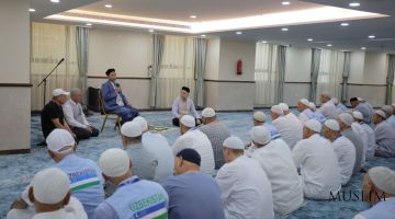 تواصل اللقاءات العلميىة مع الحجاج في مكة المكرمة