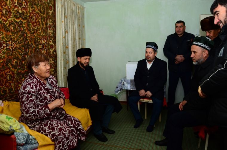 Эҳтиёжманд оилалар ҳолидан хабар олиниб, ҳадялар улашилди