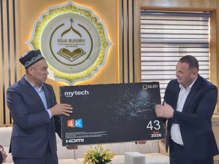 Хожа Бухорий мадрасасига смарт доскалар топширилди