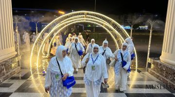 إستقبال معتمرنا الأوائل الذين وصلوا مكة المكرمة باحترام كبير (صورة+)