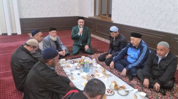 يتم اعداد موائد الإفطار للتبرع
