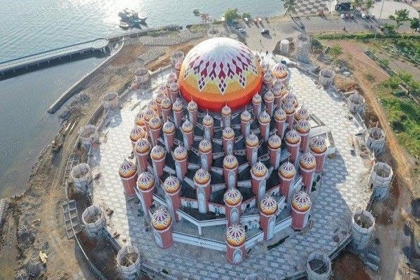 Tinch okeani sohilidagi 99 gumbazli masjid