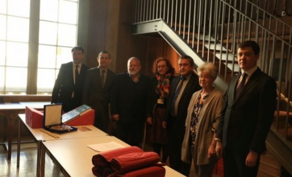 Researchers from Uzbekistan visit French libraries.