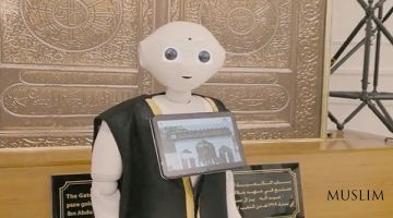Ka'bapo'sh haqida so'zlovchi robot