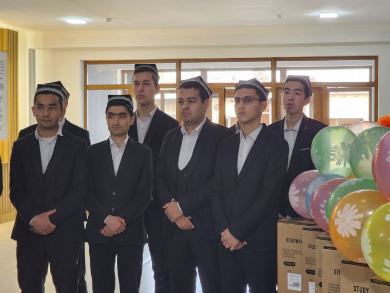 Хожа Бухорий мадрасасига смарт доскалар топширилди