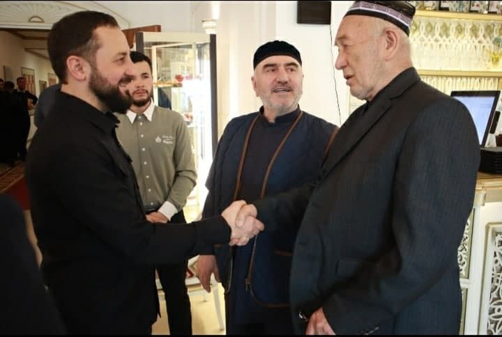 Чеченистон биринчи президенти Аҳмат ҳожининг юртимизга оид хотира материаллари Қодиров Давлат галереясига топширилди