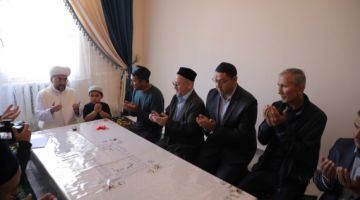 هدايا من سماحة المفتي وسعادة المنزل الجديد وفرحة الطفل