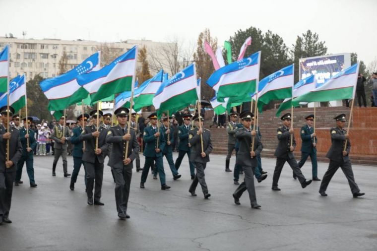 الاحتفالات بيوم اعتماد علم الدولة في العاصمة مدينة طشقند