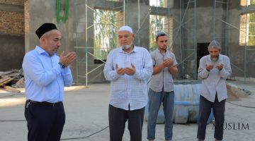إجتماع الأئمة والمحادثة مع المصلين من القلب والتعرف على بناء المسجد