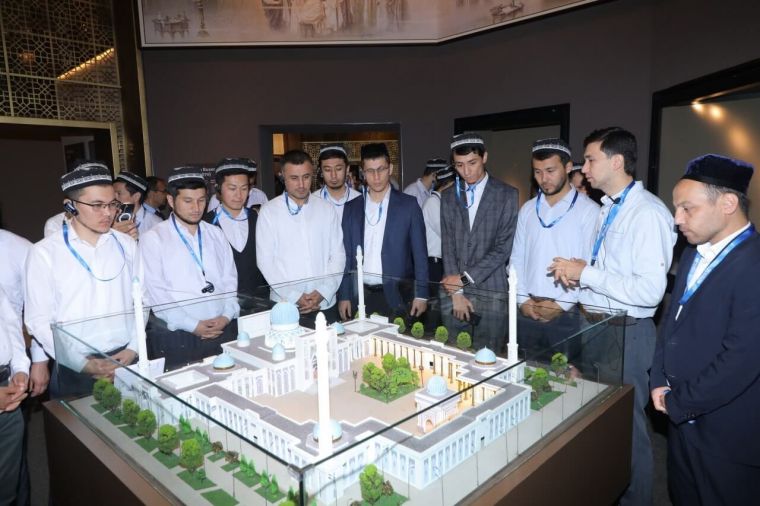 Талабалар Ўзбекистондаги ислом цивилизацияси марказига саёҳат қилди 