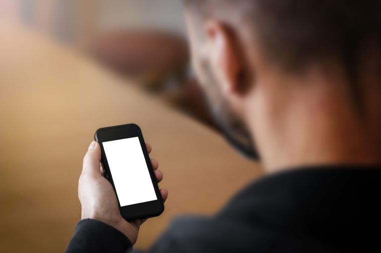 Birovning telefoniga nazar solish mumkinmi?