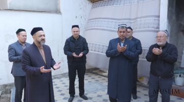Представители населения поддерживаются имам-хатибами и паломниками
