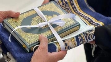 Раздача Корана на 80 языках среди паломников хаджа
