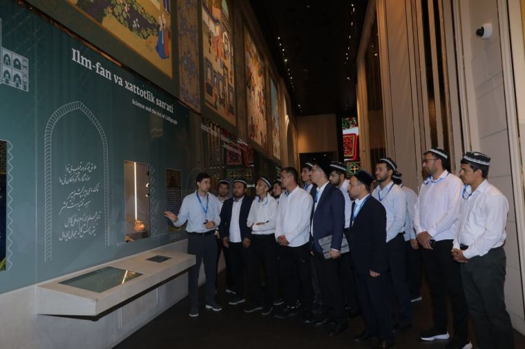 Талабалар Ўзбекистондаги ислом цивилизацияси марказига саёҳат қилди 