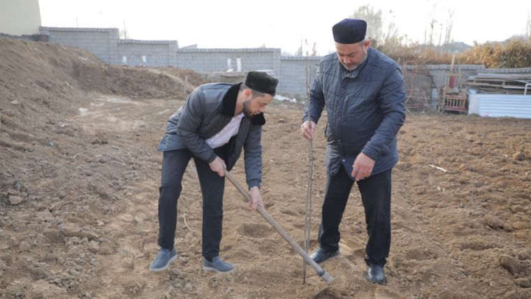 Yangiyo‘ldagi masjid hovlisiga 100 tup mevali daraxt ko‘chati ekildi
