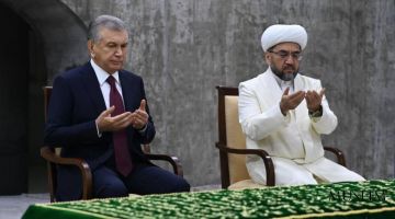 فخامة الرئيس شوكت ميرضيائيوف يزور ضريح الإمام البخاري بمحافظة سمرقند