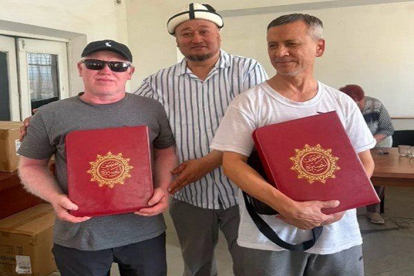 Слабовидящие в Кыргызстане получают бесплатный Коран Брайля
