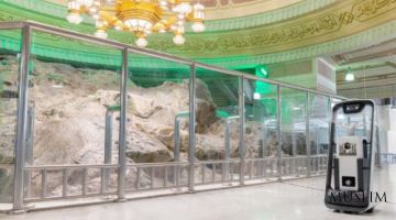 Роботлар туну кун Маккадаги Ал-Ҳарам масжидини тозалашга ёрдам бермоқда