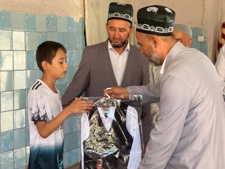Bolajonlarga maktab forma va o‘quv qurollari hadya qilindi