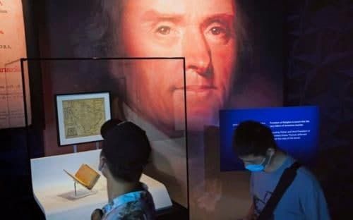 АҚШ президентига тегишли тарихий Қуръон тақдим этилди