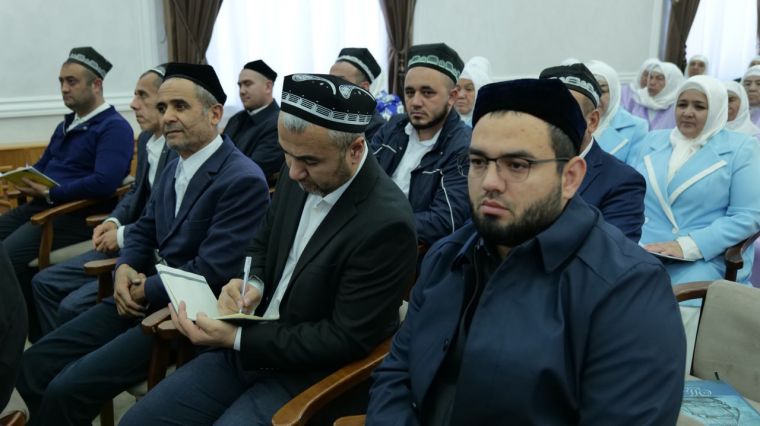 Бухорода имом-хатиблар ва отинойилар билан амалий учрашув