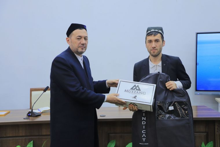 Илм йўлидаги ёшлар мукофотланди