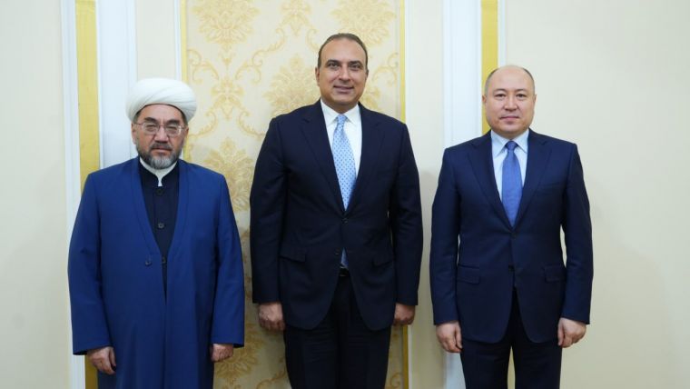 مناقشة علاقات التعاون مع السفير المصري