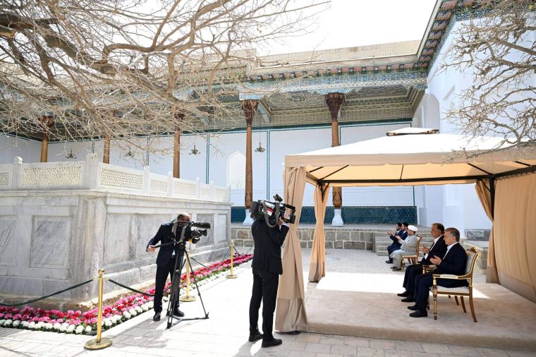 Тожикистон Президенти Бухородаги тарихий обидалар билан танишмоқда