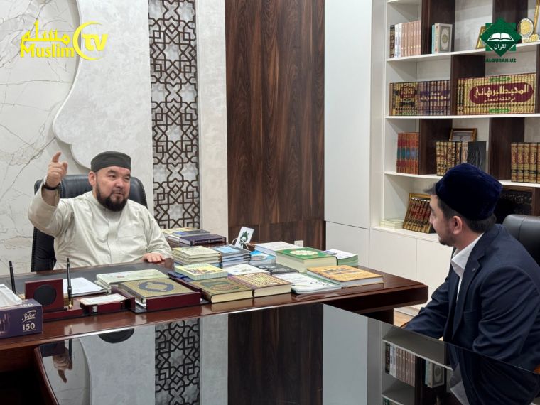 يشارك حافظ القرآن من أوزبكستان في المسابقة الدولية للقرآن الكريم في دولة الكويت