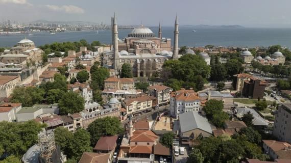 Истанбулнинг тарихий масжиди зиёратчиларни яна қарши олади