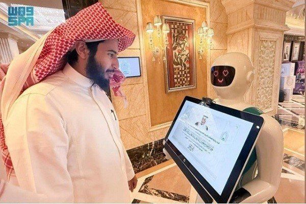 Взаимодействие интеллектуального робота с участниками конкурса Корана в Саудовской Аравии 