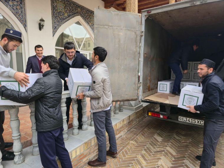 Tinglovchilar uchun Qur’on kitoblari hadya qilindi