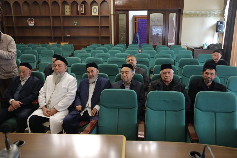 Фахрий имомларга Президент совғалари топширилди