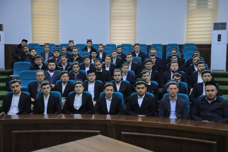 Илм йўлидаги ёшлар мукофотланди