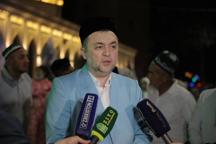 На лице улыбка, в сердце радость - они отправляются на благословенную землю