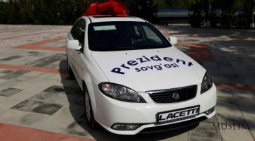 President awards automobile “Lacetti” for “Uzbekistan Qur’an Competition – 2018” winner.