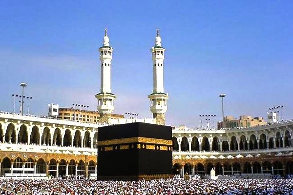 Dumbalarini silkitayotgan seksual qizlar