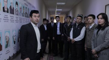 طلاب الأكاديمية الإسلامية في المعهد العالي