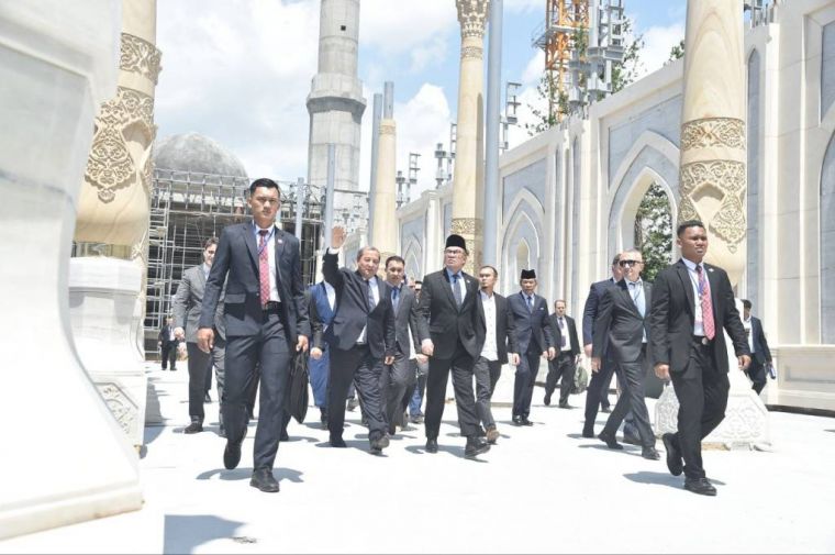 Anvar Ibrohim Imom Buxoriy majmuasini ziyorat qildi