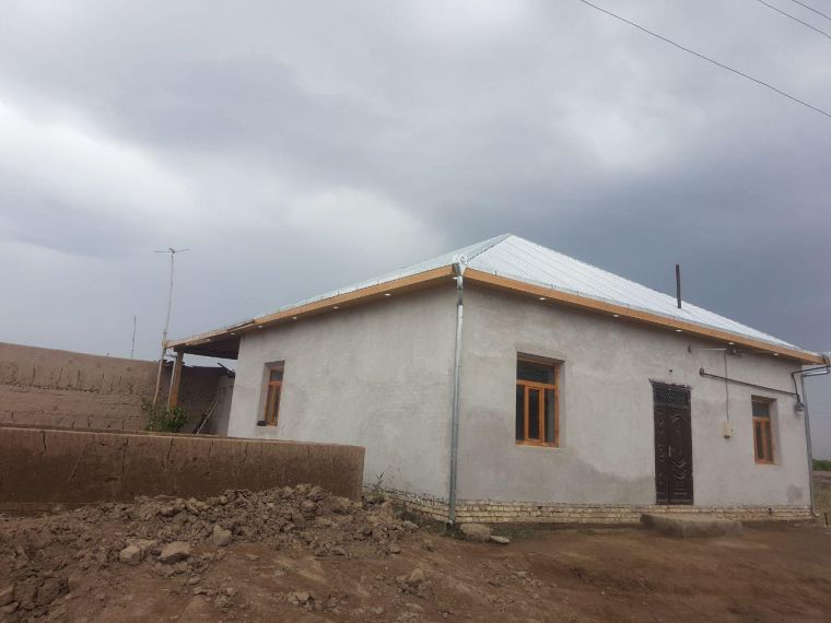 Imom-xatib nochor oilaga yangi uy qurib berdi