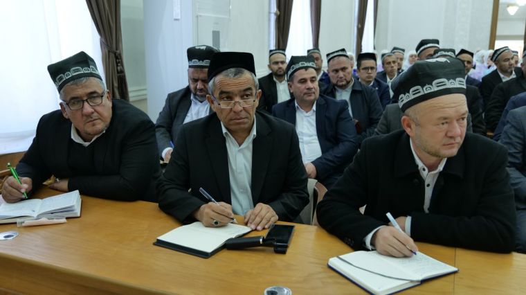 Бухорода имом-хатиблар ва отинойилар билан амалий учрашув