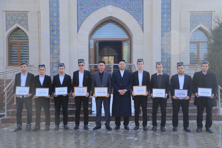 Илм йўлидаги ёшлар мукофотланди