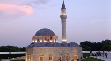 Празднование тридцать пятой годовщины открытия Свинцовой мечети в Албании 