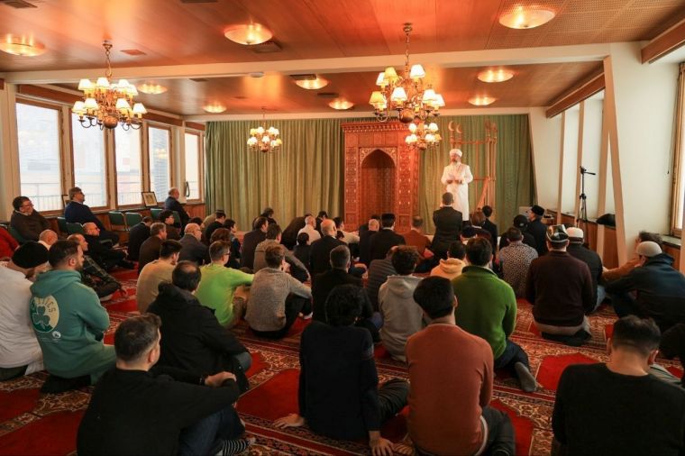 Верховный муфтий Казахстана выступил с пятничной проповедью в мечети Хельсинки