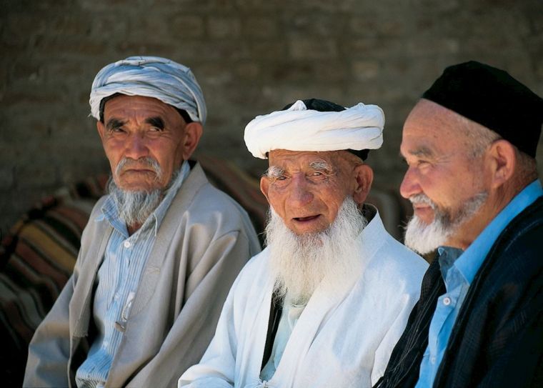 Rus yalangoch xotinlari Rossiyalik pikapchilar Edik va Erik qizlarni jinsiy aloqa qilish uchun olib ketishadi.