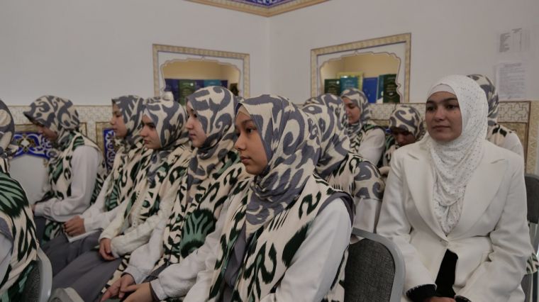 Бухорода имом-хатиблар ва отинойилар билан амалий учрашув