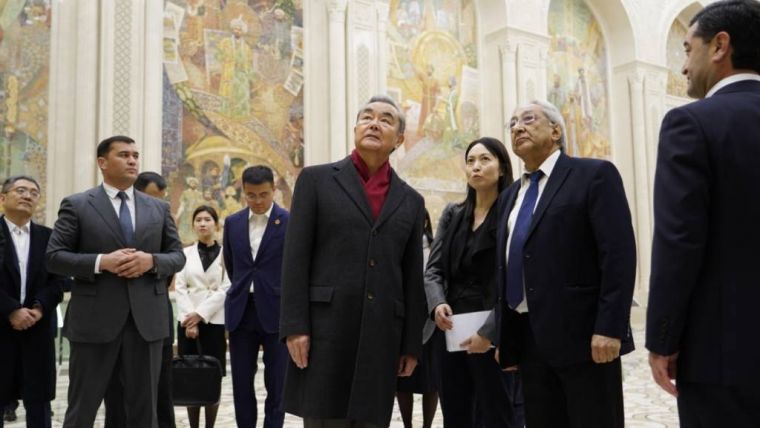 Глава МИД Китая ознакомился с экспозицией Центра исламской цивилизации