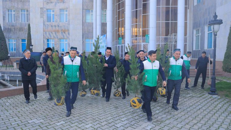 Рамазон ҳайити арафасида масжид ва зиёратгоҳлар обoд этилди (фотолавҳа)