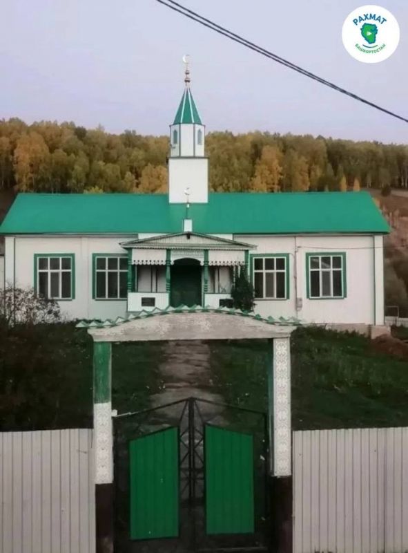 Башкирский пенсионер своими руками построил в родном селе мечеть и создал музей