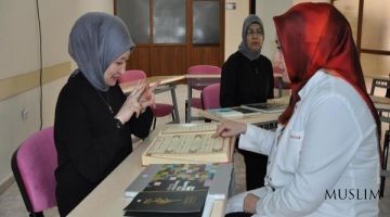 Усилия турецких глухих женщин по изучению Корана и исламских учений 